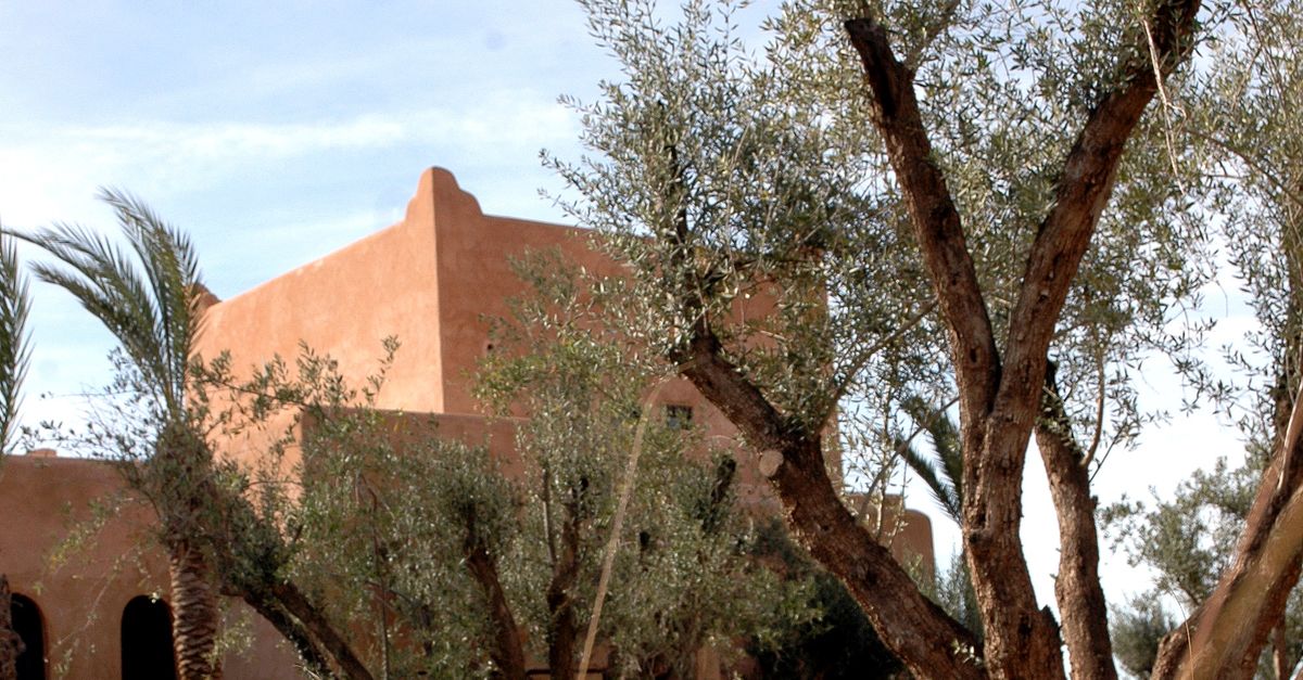 Station de recharge solaire avec des panneaux photovoltaïques alimentant le bus écologique Marrakech.