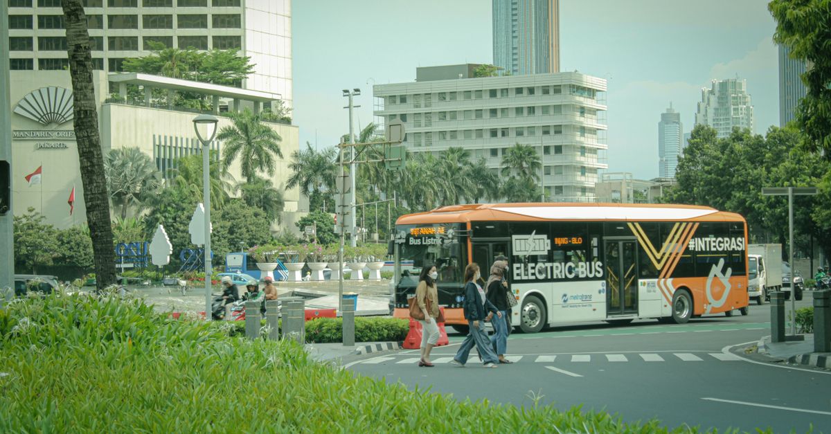 Des ingénieurs marocains travaillant sur la motorisation d'un véhicule de transport public.