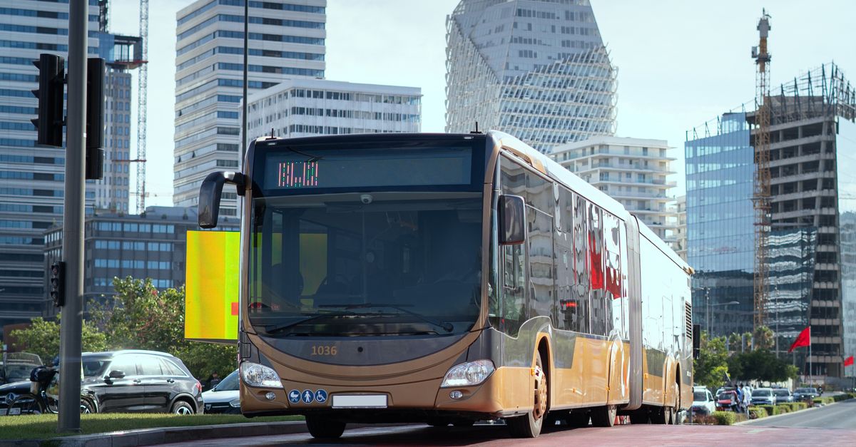 Station de Busway aménagée avec distributeur de tickets et voyageurs attendant sur le quai à.