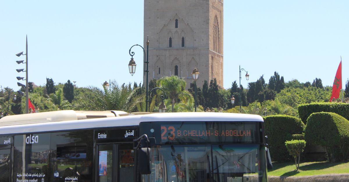 Une borne de recharge rapide installée dans une station moderne à Casablanca.